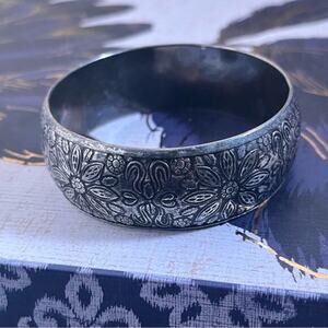 Vintage 80s Floral Etched Chunky Metal Silver Bangle Bracelet B1